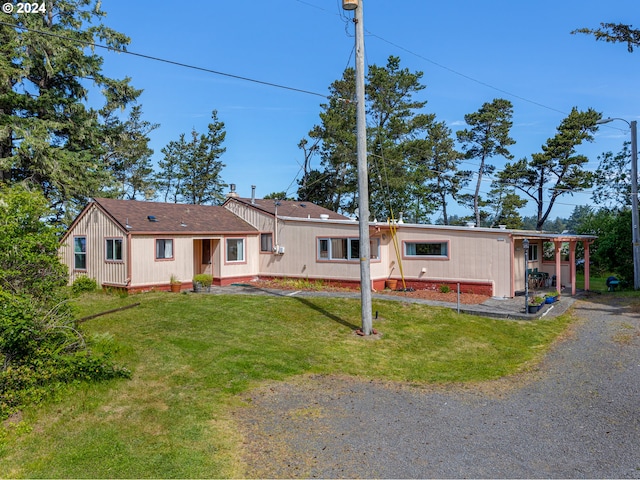 view of front facade featuring a front yard