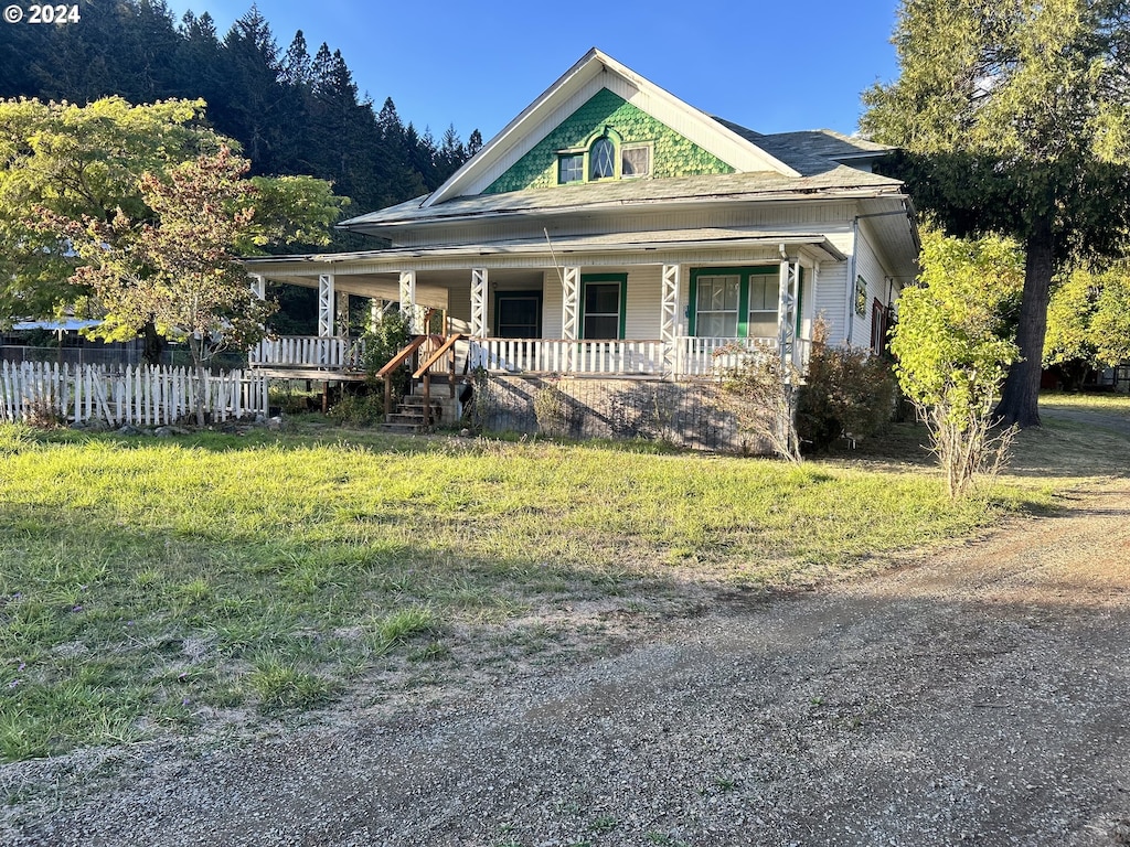 view of front of house featuring a front lawn and a porch