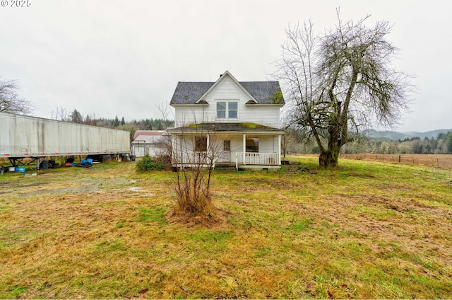 view of front of property featuring a front lawn and a porch