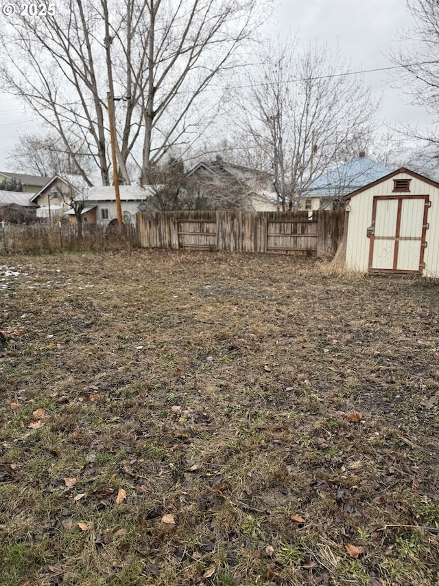 view of yard featuring a shed