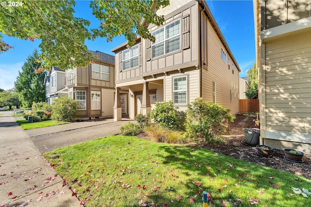 view of front facade with a front yard