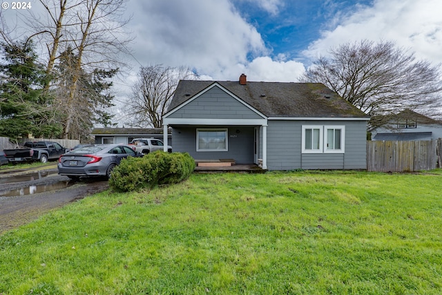 view of front of property featuring a front yard