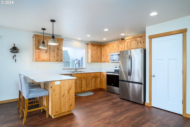 kitchen with kitchen peninsula, stainless steel appliances, dark wood-type flooring, decorative light fixtures, and a breakfast bar area