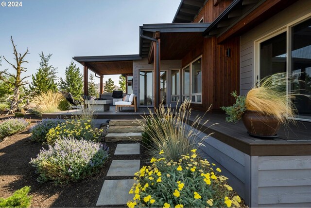 entrance to property with an outdoor hangout area