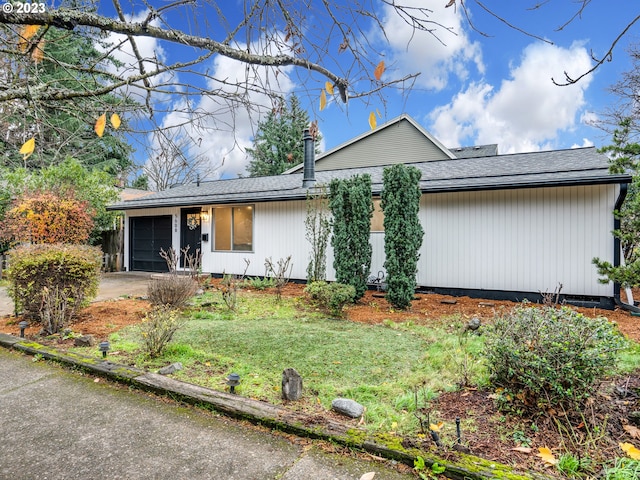 view of front of property featuring a front lawn and a garage