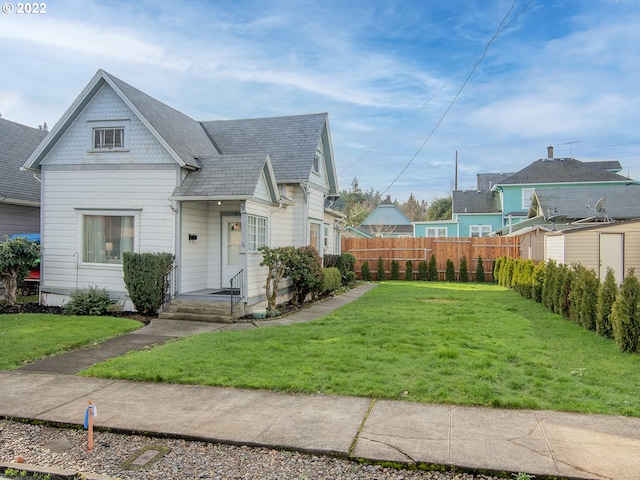 view of front facade with a front yard