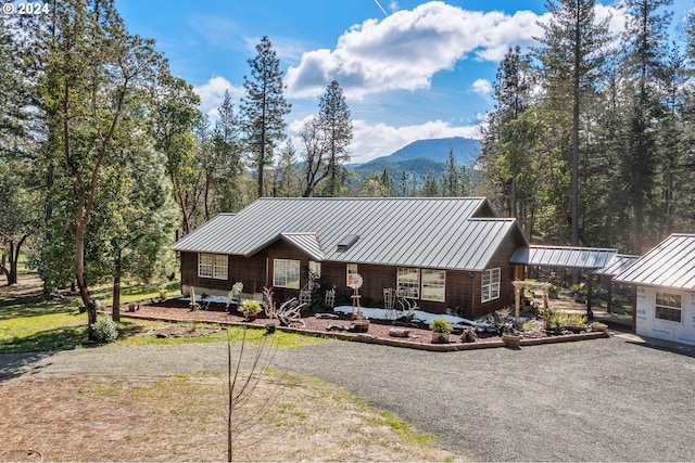 view of front of property featuring a mountain view