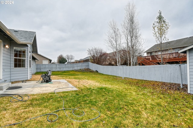 view of yard featuring a patio area