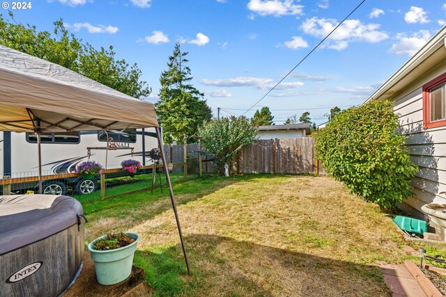 view of yard featuring a hot tub