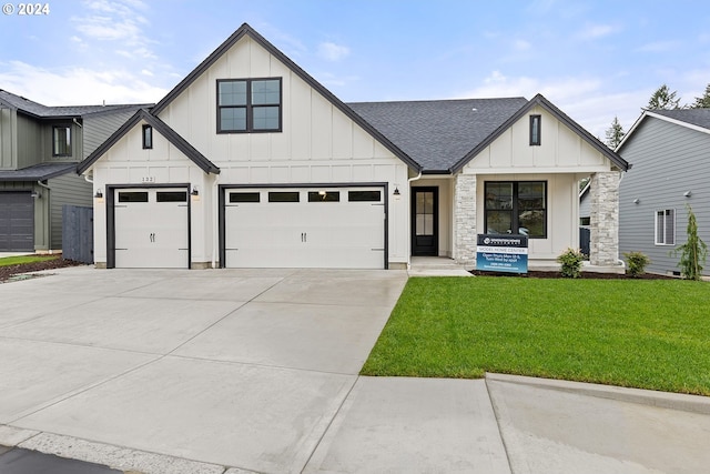 modern farmhouse style home featuring a front lawn