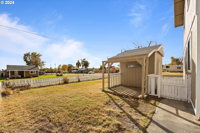 view of yard featuring a storage unit