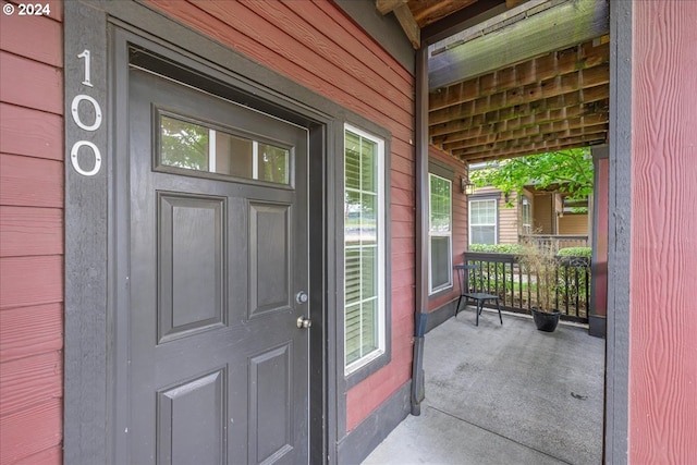 entrance to property featuring a porch