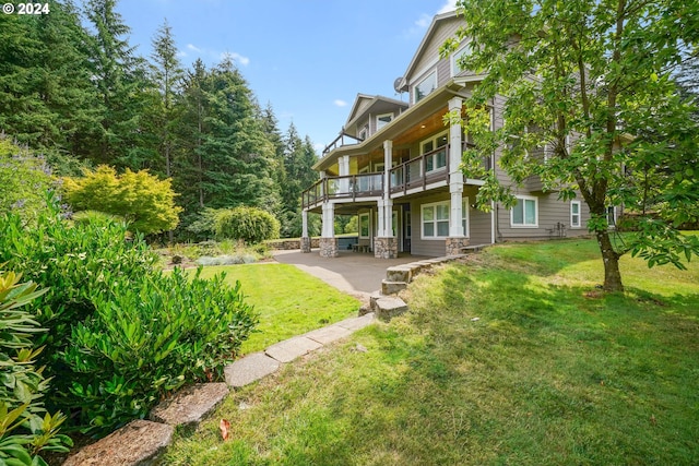 view of yard featuring a balcony