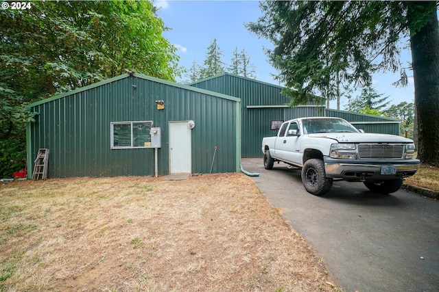 view of outdoor structure featuring aphalt driveway