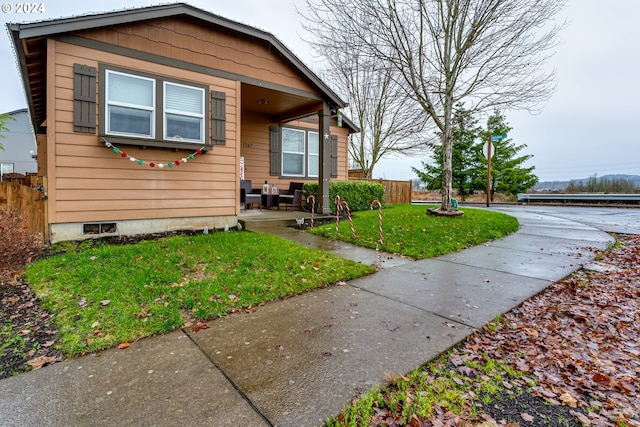 view of front of property with a front yard