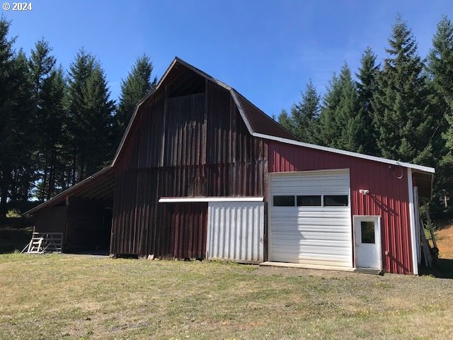 garage featuring a lawn