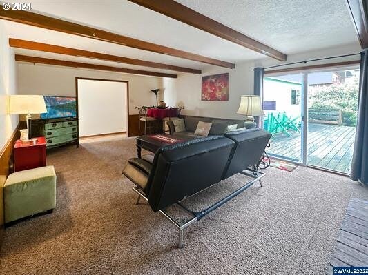 dining space featuring an inviting chandelier, light hardwood / wood-style flooring, and a textured ceiling