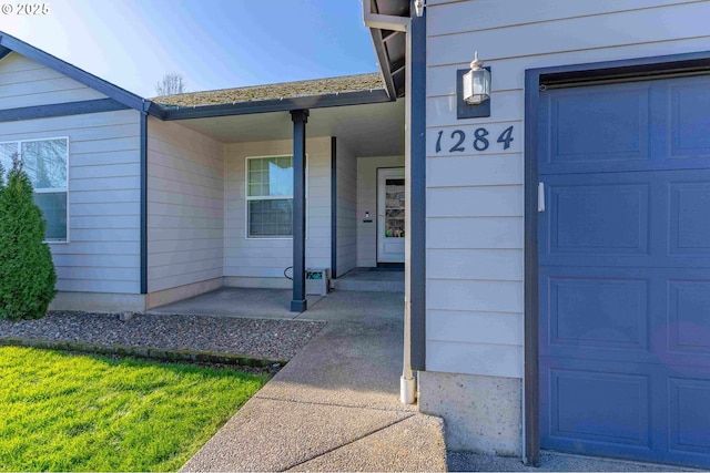 property entrance featuring a porch