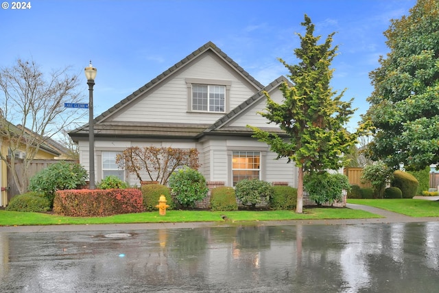 view of front of property with a front yard