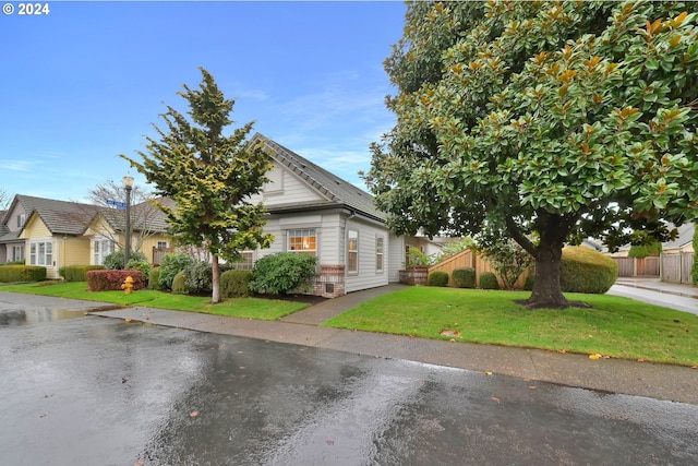 view of front of property featuring a front lawn