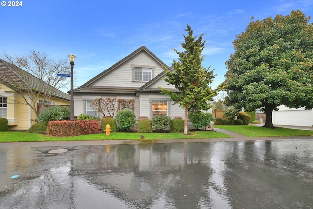 view of front of house featuring a front lawn