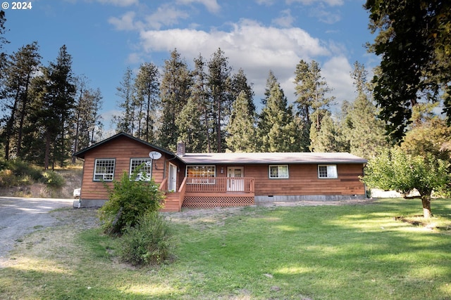 view of front facade featuring a front yard, crawl space, a wooden deck, and gravel driveway