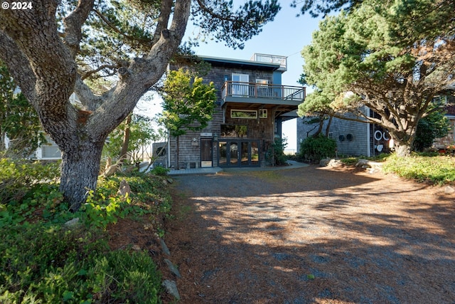 view of front of home featuring a balcony