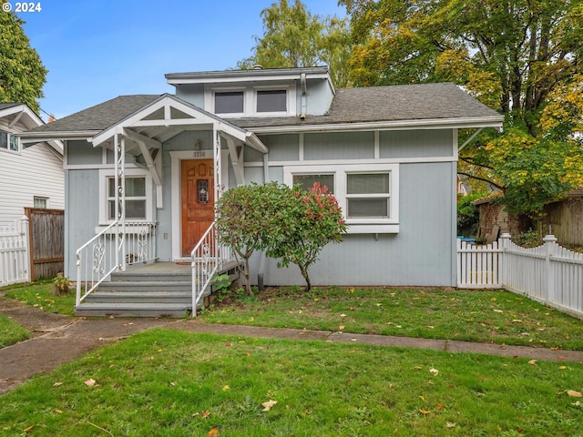 view of front of home featuring a front yard