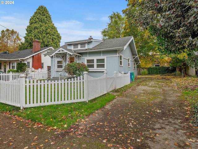 view of front of property featuring a front yard