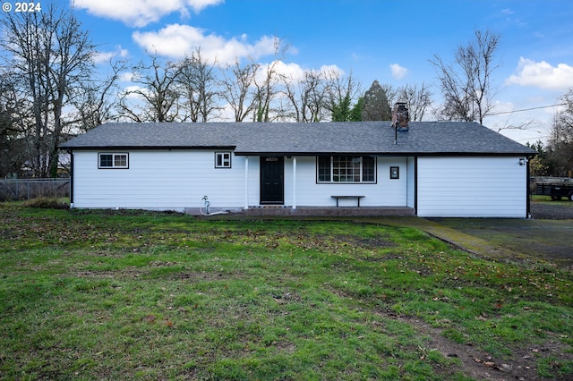 view of front of home featuring a front lawn