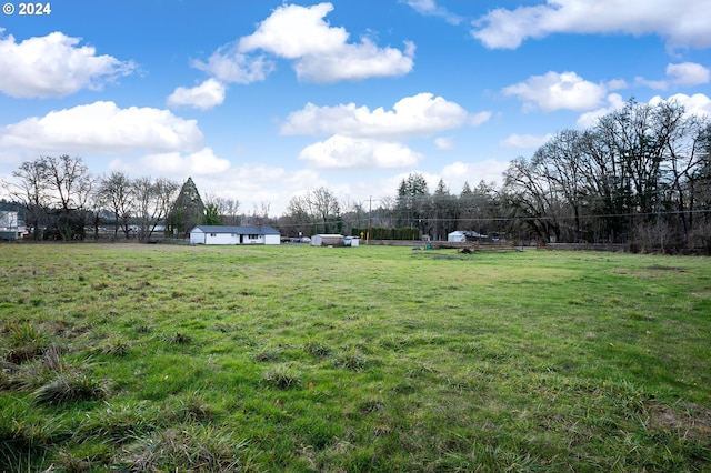 view of yard featuring a rural view