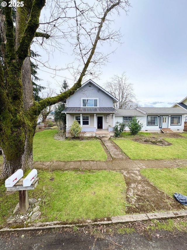 view of front of house featuring metal roof, a standing seam roof, and a front yard