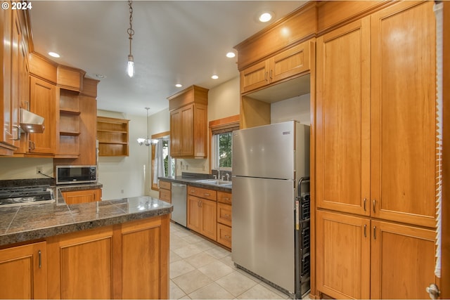 kitchen with sink, hanging light fixtures, stainless steel appliances, kitchen peninsula, and light tile patterned flooring