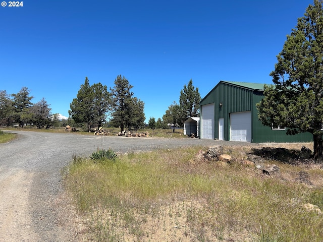 view of yard featuring an outbuilding and a garage