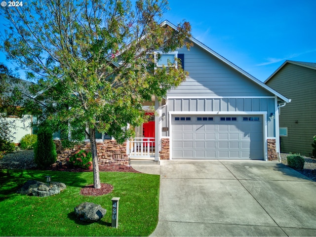 view of front facade with a garage and a front yard