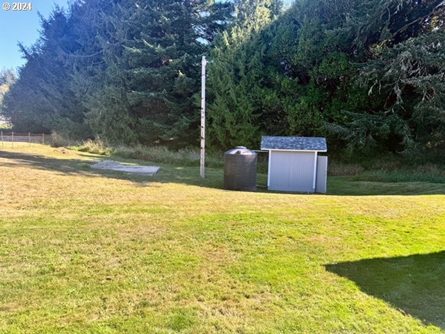 view of yard featuring a storage shed