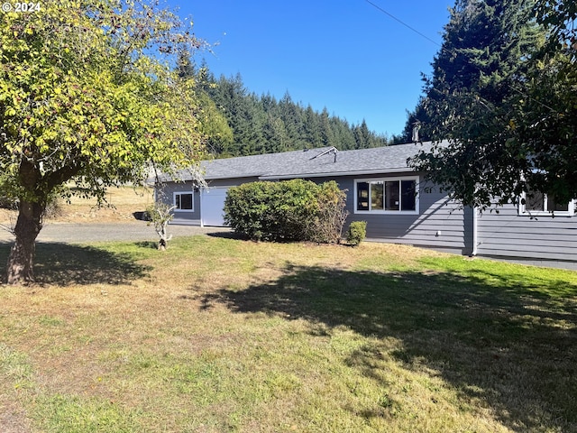 view of front of property featuring a front lawn