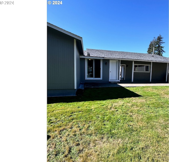 view of front of property with a front lawn