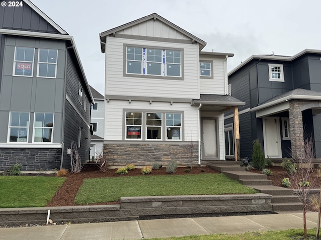 craftsman-style house featuring a front lawn