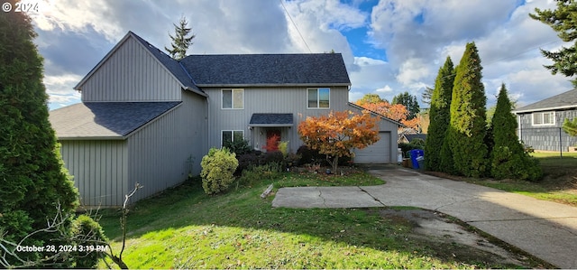 view of front of property with a front lawn