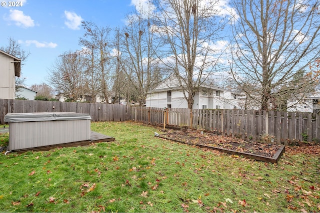 view of yard featuring a hot tub