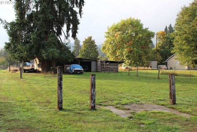 view of yard with an outdoor structure