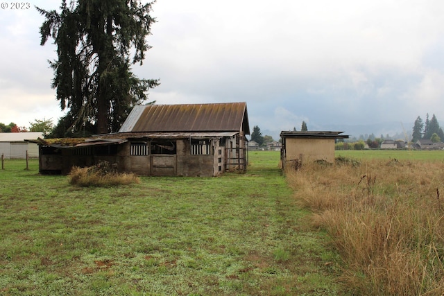 view of yard featuring an outbuilding