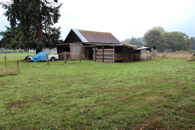 view of yard featuring an outdoor structure