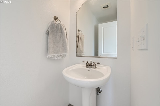 bathroom featuring sink