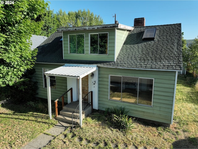 view of front of property featuring a front yard