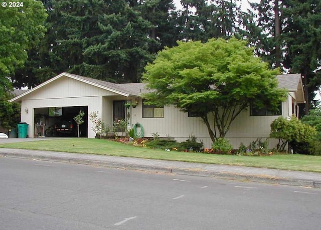 view of front facade featuring a garage and a front yard