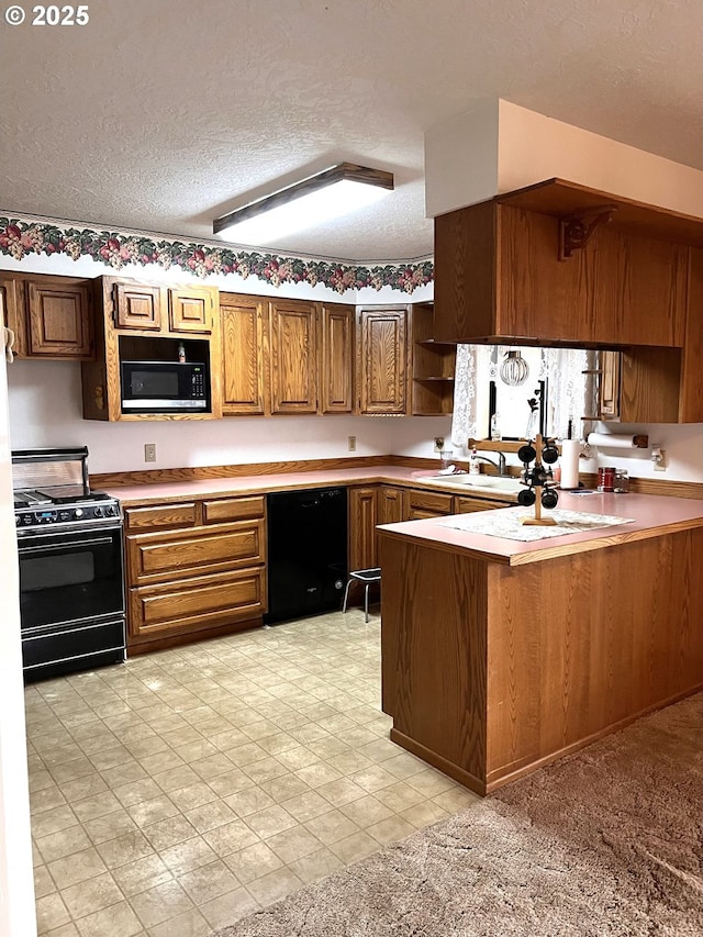 kitchen with kitchen peninsula, a textured ceiling, sink, and black appliances