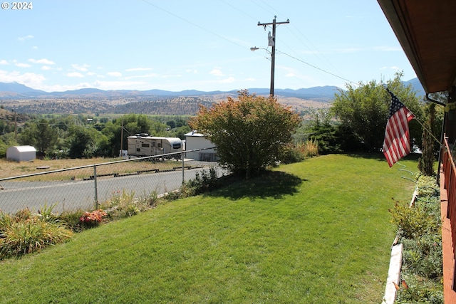 view of yard featuring a mountain view