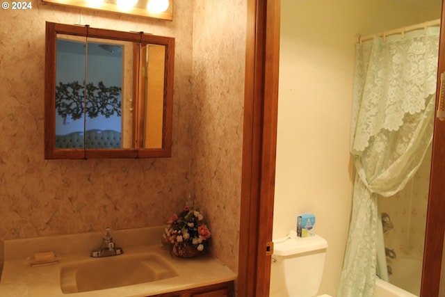 full bathroom featuring toilet, sink, and shower / tub combo